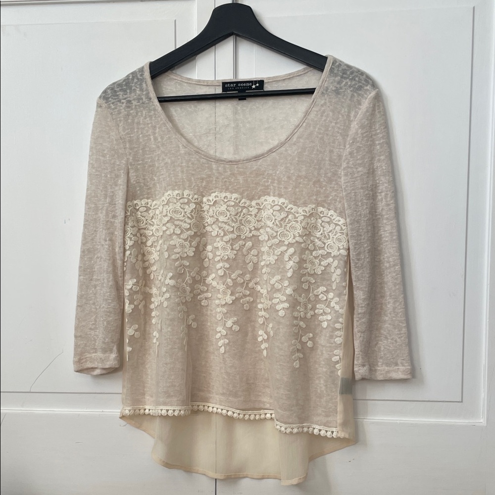 Star Scene Beige Lace Accent Blouse |‎ Size XS